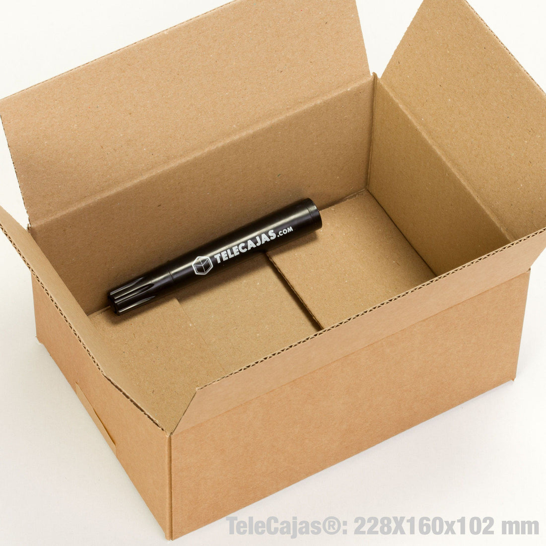 Cajita de embalaje pequeña y robusta de 228x160x102 mm en color kraft. Perfecta para packaging ecológico de productos ligeros, envíos por mensajería o protección de objetos delicados. Fabricada en cartón reciclado de canal simple, ideal para negocios online que buscan una presentación cuidada y funcional.