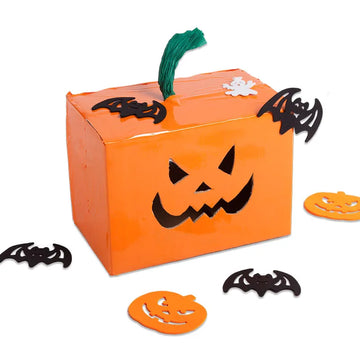 Calabaza de Halloween hecha con caja de cartón decorada