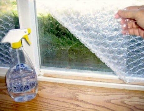 Papel burbuja como aislante de ventanas para eficiencia energética de la casa