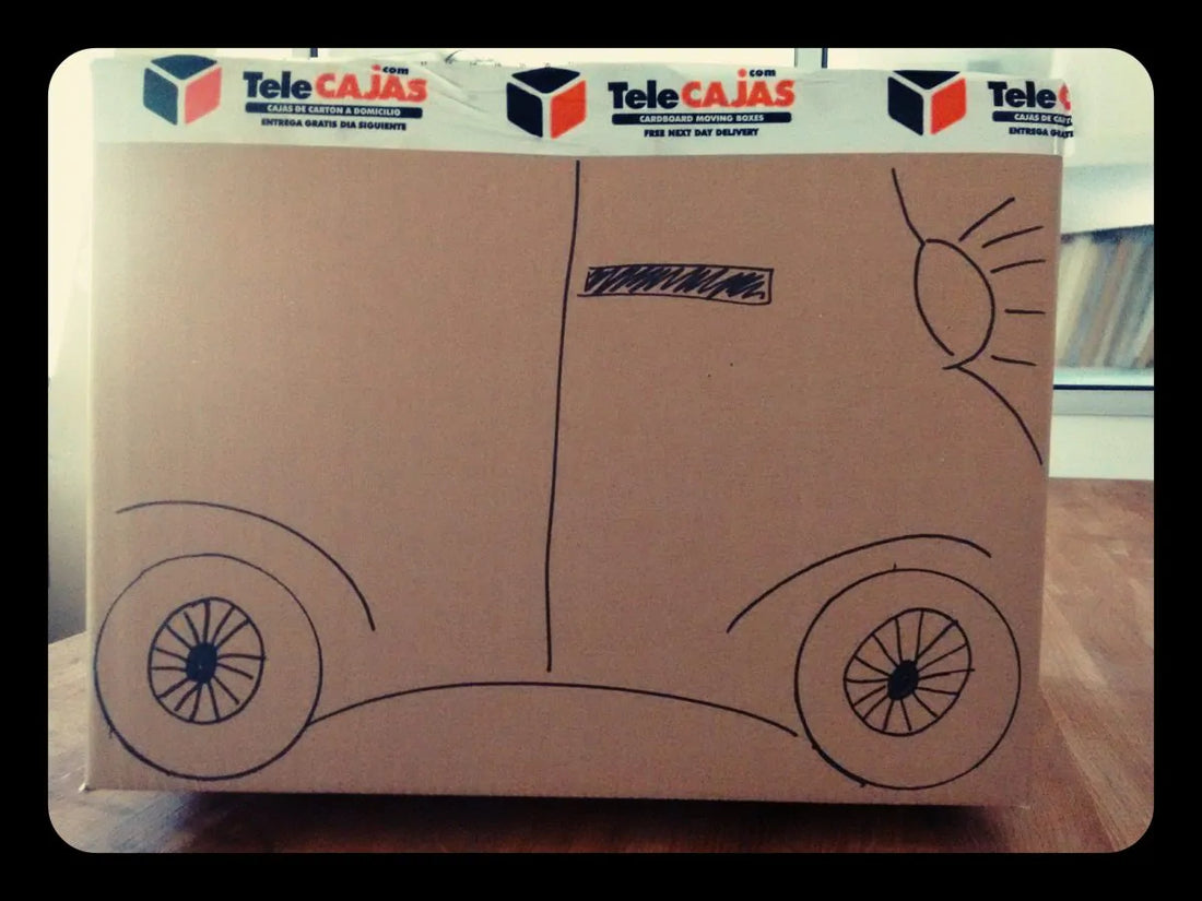 coche dibujado en caja de cartón