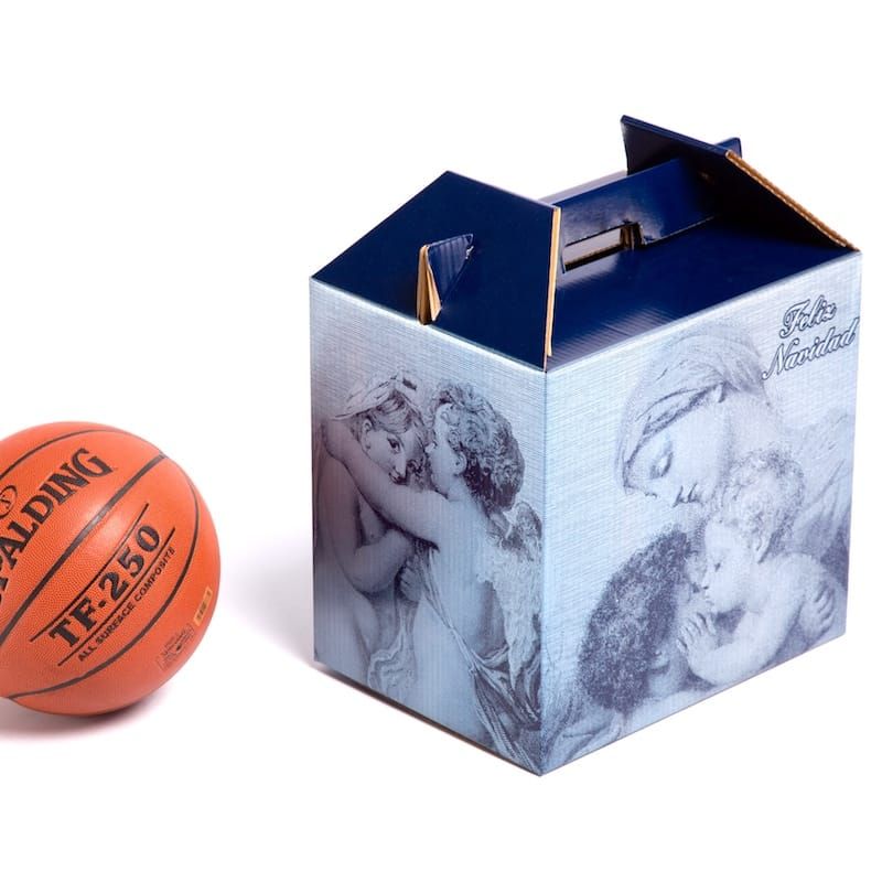 Caja de embalaje para lotes de Navidad, fabricada en cartón estucado con acabado brillante. Diseño elegante con ilustración clásica y mensaje Feliz Navidad perfecta para regalos grandes, botellas, chacinas o quesos. Packaging resistente y de presentación premium para cestas o lotes navideños.