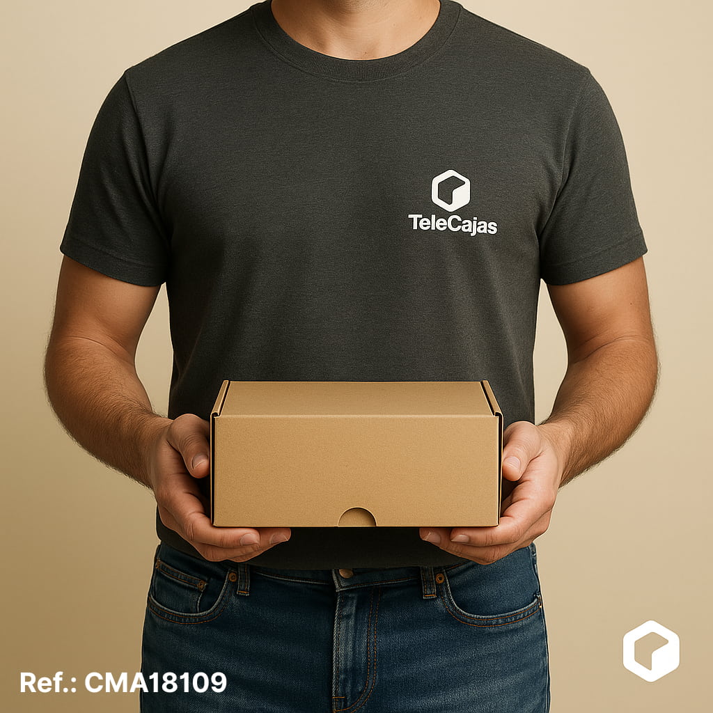 Hombre con Cajita de embalaje resistente de canal simple reforzado, automontable y anónima, fabricada en cartón reciclado kraft. Dimensiones interiores 18x10x9,5 cm. Perfecta para packaging ecológico de productos ligeros, regalos corporativos, detalles de boda o envíos postales compactos. 