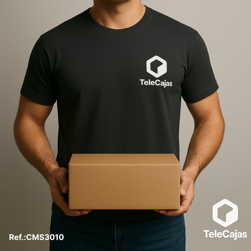 Hombre con Caja de embalaje muy resistente en cartón marrón de canal simple con medidas interiores 30,5 x 22,8 x 10,2 cm. Perfecta para envíos de documentación A4, packaging ecológico, logística de e-commerce o almacenamiento doméstico. Fabricada en cartón reciclado, ligera y funcional.