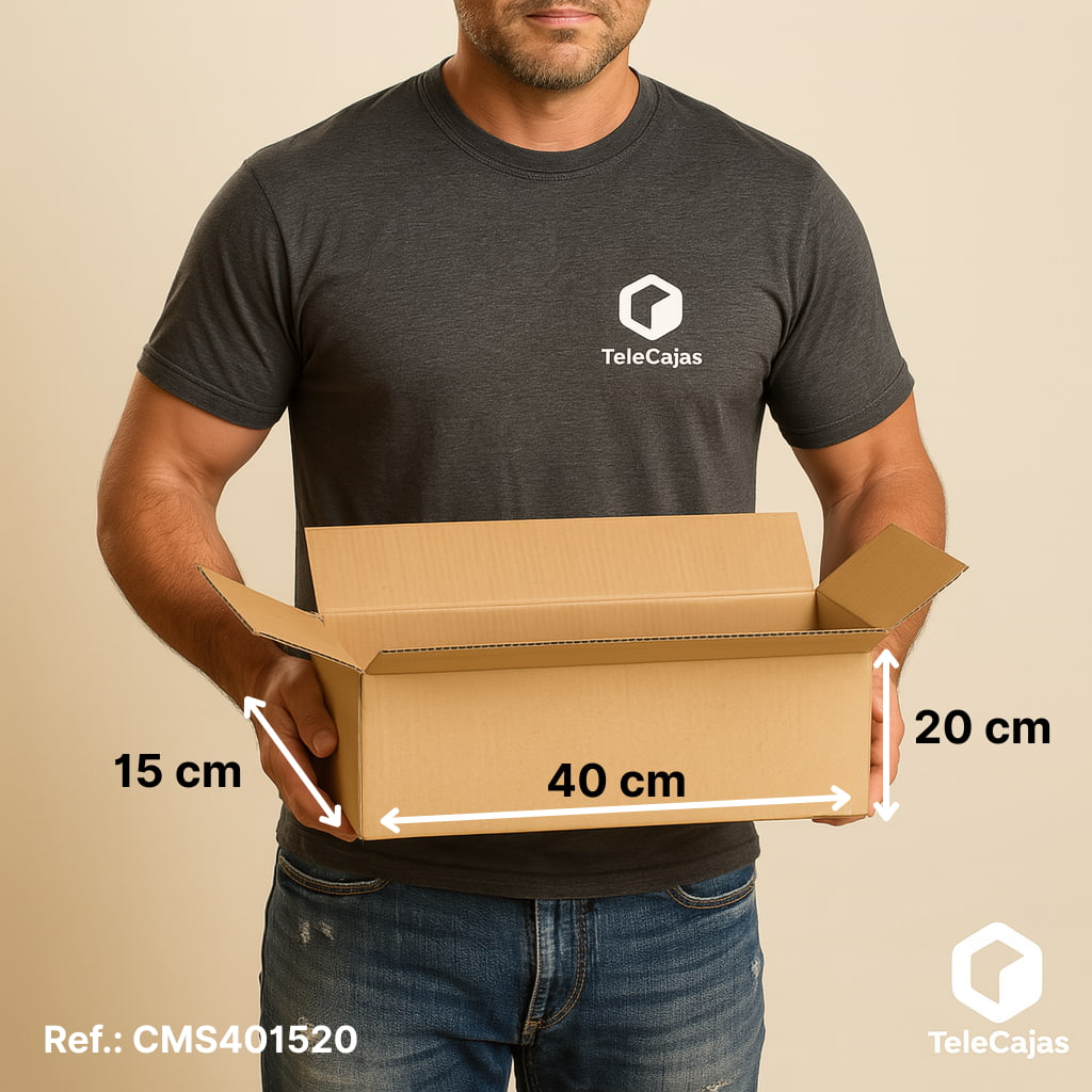 Hombre con Caja de embalaje resistente de canal simple en color marrón kraft, con medidas interiores de 40x15x20 cm. Perfecta para envíos ecommerce, mudanzas o almacenaje de objetos alargados. Packaging ecológico fabricado en cartón reciclado, sin asas ni impresiones para mayor discreción