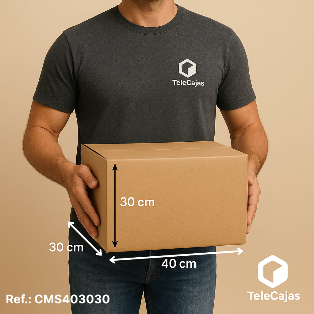 Hombre con caja de cartón 40x30x30 cm de canal simple, ideal para mudanzas, envíos ecommerce o almacenaje de ropa, libros y objetos medianos. Fabricada en cartón reciclado, resistente y con asas.