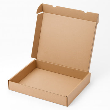 Caja de embalaje muy robusta de cartón marrón kraft con medidas interiores 43x35x7 cm. Diseño automontable troquelada con tapa robusta y sin asas para mayor discreción. Perfecta para packaging ecológico de productos planos, libros, catálogos o ropa doblad