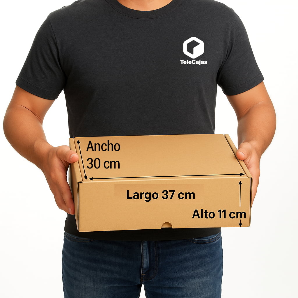 Modelo con Caja de embalaje resistente de canal simple, automontable y en color kraft. Medidas interiores 37x30x11 cm. Perfecta para packaging ecológico, envíos por mensajería, almacenaje en casa o logística de tiendas online. Fabricada en cartón reciclado, ligera pero robusta para proteger el contenido durante el transporte.