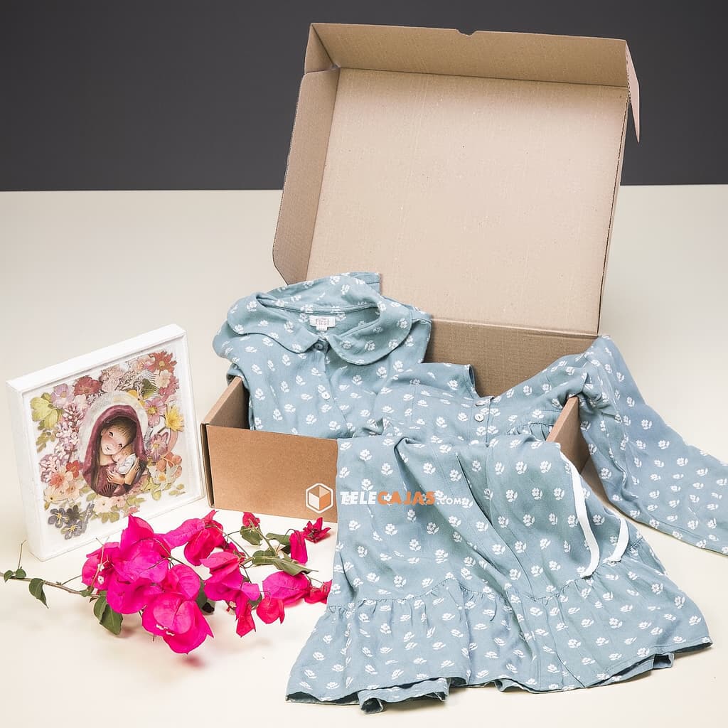 Caja para ropa y vestidos resistente de canal simple, automontable y en color kraft. Medidas interiores 37x30x11 cm. Perfecta para packaging ecológico, envíos por mensajería, almacenaje en casa o logística de tiendas online. Fabricada en cartón reciclado, ligera pero robusta para proteger el contenido durante el transporte.