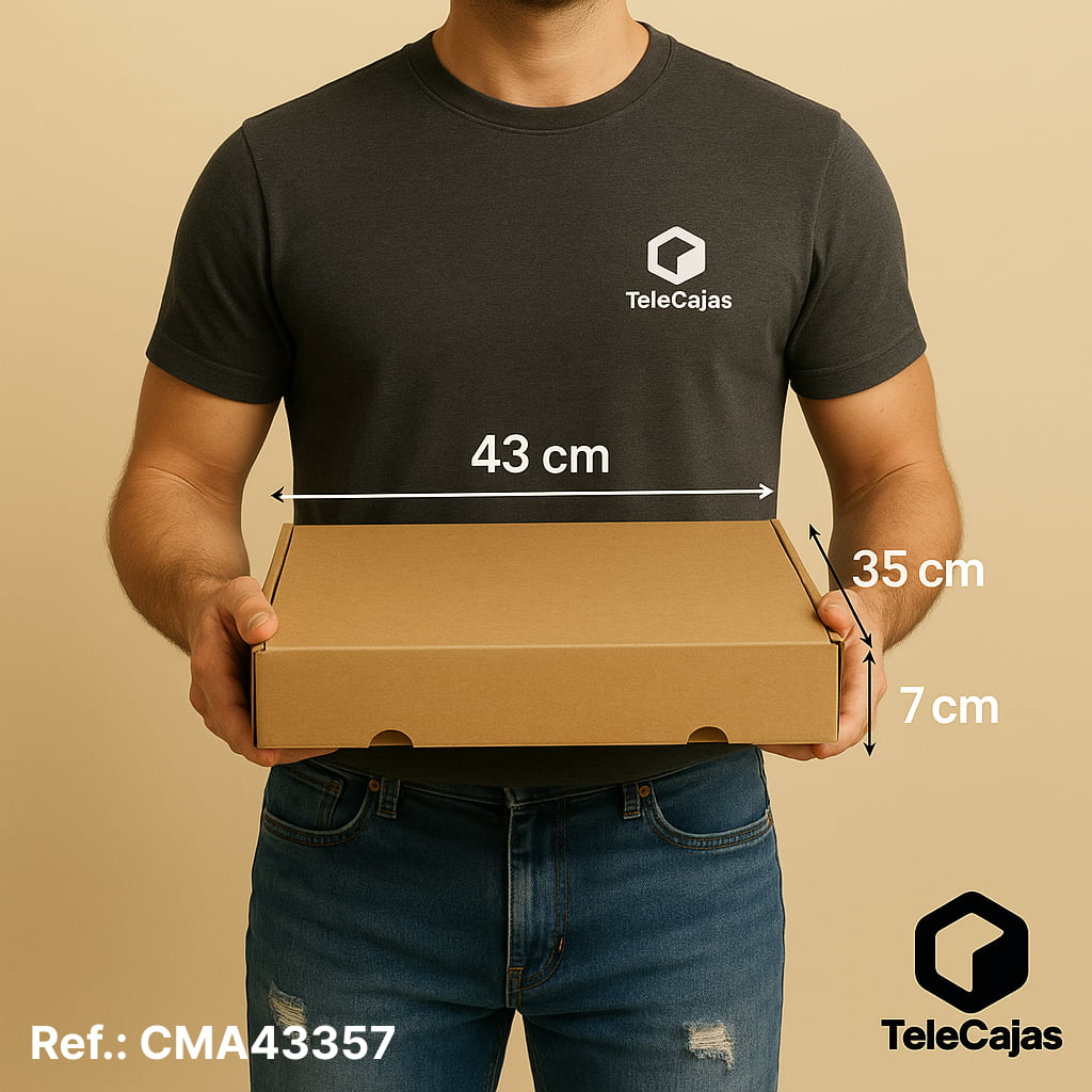 Hombre con Caja de embalaje muy robusta de cartón marrón kraft con medidas interiores 43x35x7 cm. Diseño automontable troquelada con tapa robusta y sin asas para mayor discreción. Perfecta para packaging ecológico de productos planos, libros, catálogos o 