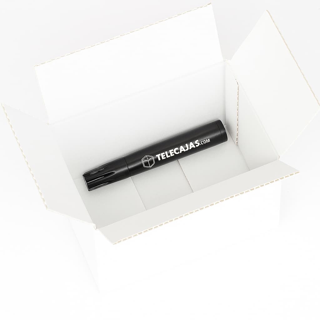 Cajita de embalaje pequeña y robusta medidas 160x115x102 mm en color blanco interior y experior. Perfecta para packaging ecológico de productos ligeros, envíos por mensajería o protección de objetos delicados. Fabricada en cartón reciclado de canal simple, ideal para negocios online que buscan una presentación cuidada y funcional.