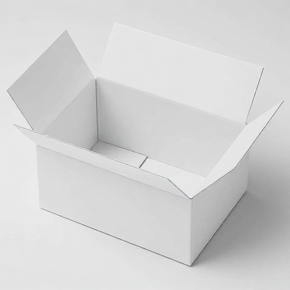 Rotación 360º Cajita de embalaje pequeña y robusta de 228x160x102 mm en color blanca interior y exterior. Perfecta para packaging ecológico de productos ligeros, envíos por mensajería o protección de objetos delicados. Fabricada en cartón reciclado de canal simple, ideal para negocios online que buscan una presentación cuidada y funcional.